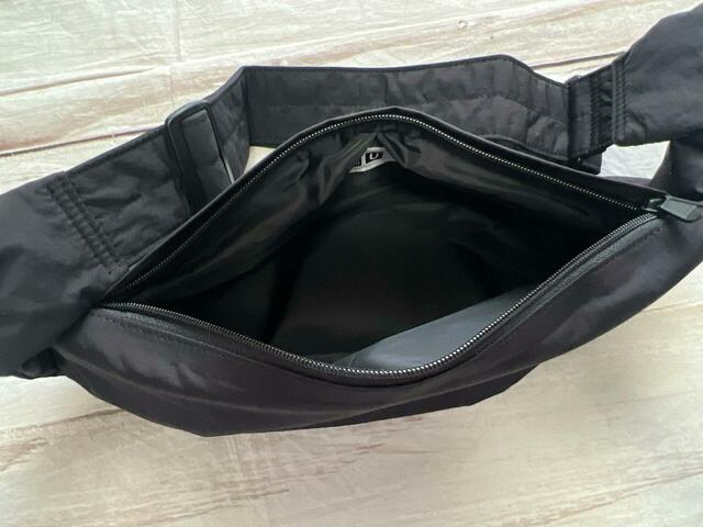 内側にポケットなどはないシンプルな作り