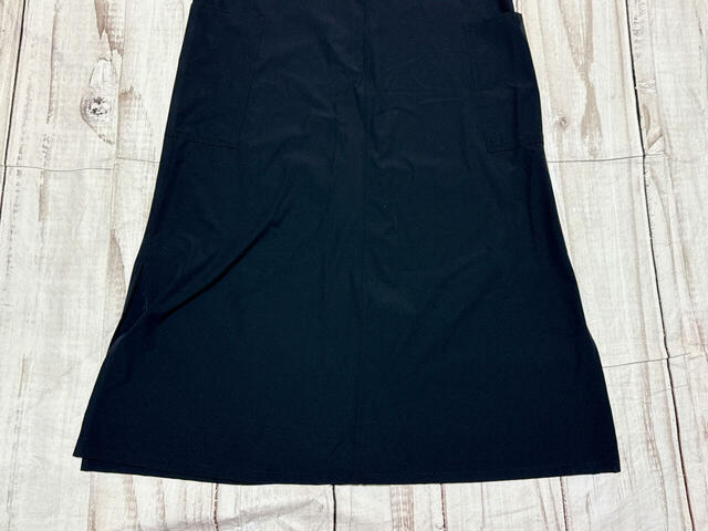 置き画ではAラインに見えるスカート部分ですが、着ると美しいオチ感のあるシルエットに！