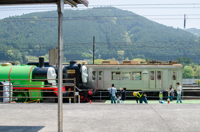 あぷとラインのホームからは、ヒロとパーシーの姿が見える
