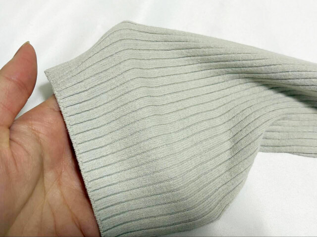 【UNIQLO ハーフジップニットワンピース】生地はとてもなめらかな肌触り。チクチクしません！