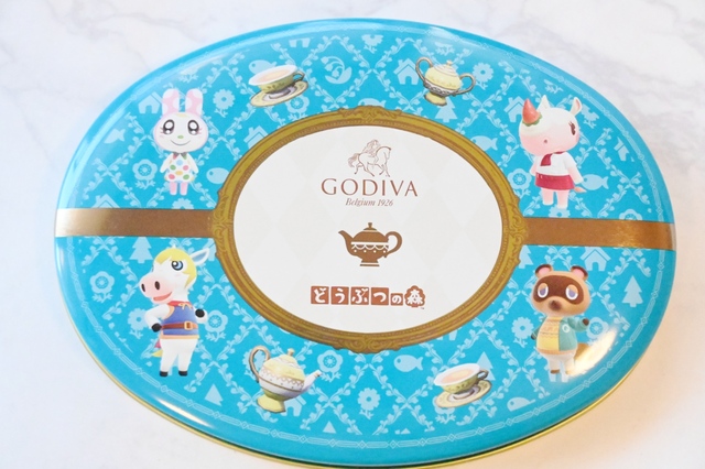 【ゴディバ meets どうぶつの森 アソートメント/Blue 6粒入 フタ付きティーマグカップセット】缶にはそれぞれのキャラクターが描かれています