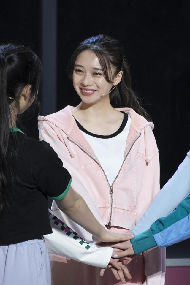 『舞台 Bling Bling By Seventeen』 ⒸSeventeen／集英社 撮影／田﨑嗣朗 【第1部：田鍋梨々花】