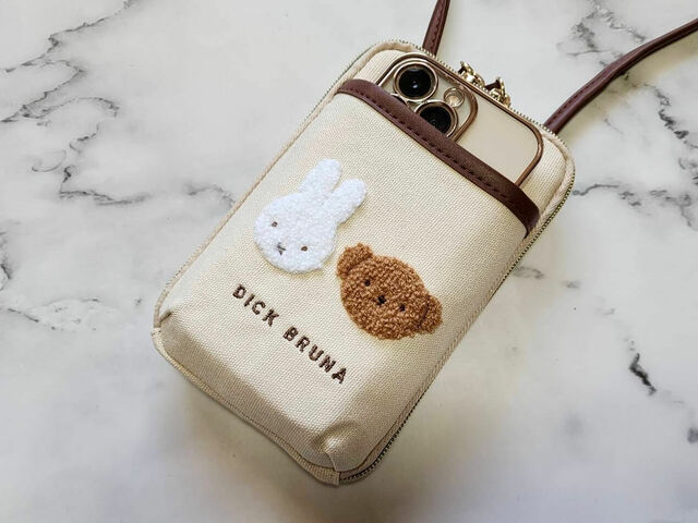 フロントのポケットにスマホを入れてみました