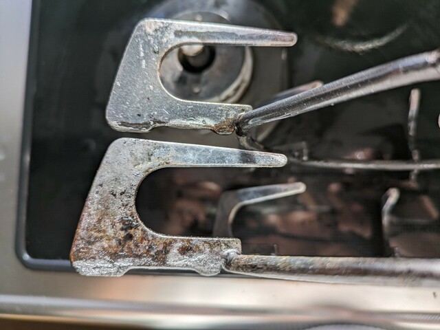 【こげとりぱっとビカ 万能タイプ】使用後。上・焦げとり後。下・焦げとりをするまえの焦げ付き（参考）