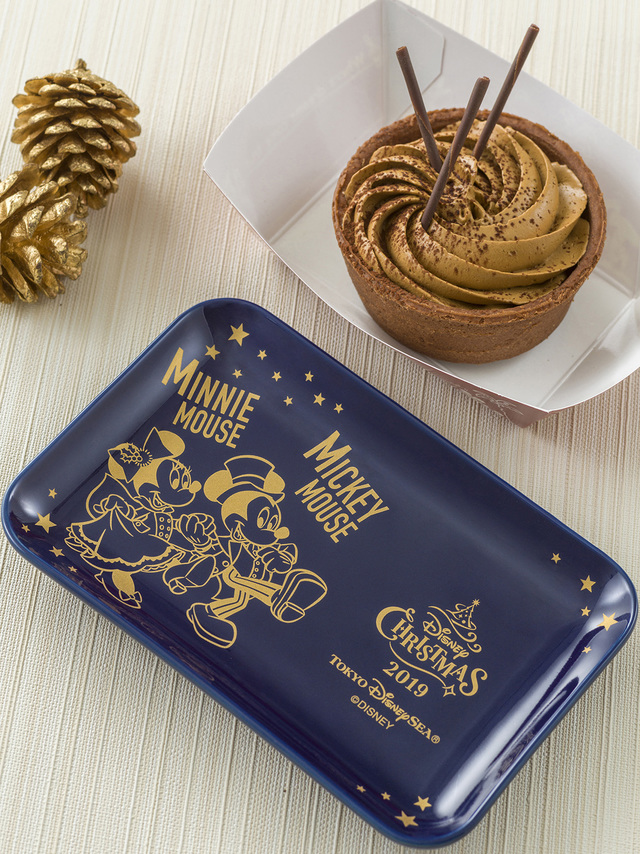 コーヒークリームタルト、スーベニアプレート付き 800円｜東京ディズニーシー「マンマ・ビスコッティーズ・ベーカリー」｜東京ディズニーリゾート「ディズニー・クリスマス」2019スペシャルメニュー