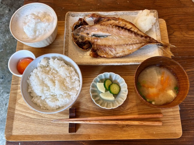 【ヨリドコロ 由比ヶ浜大通り店】あじ干物定食に、卵を追加注文する人が圧倒的に多かったです