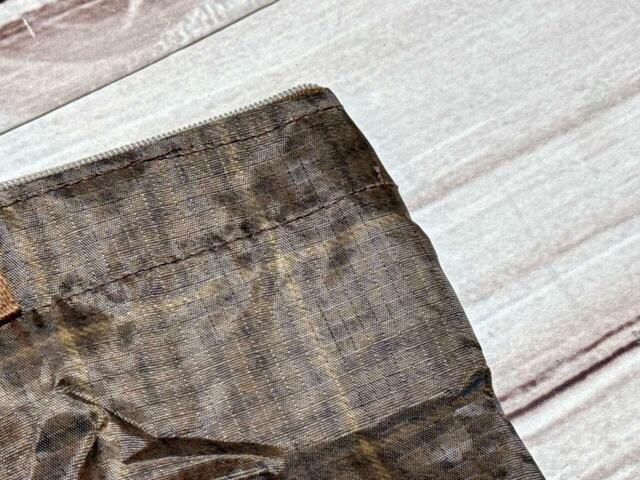 素材はポリエステル。やや薄手ですが、裏地付きなので丈夫！