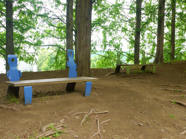 ニョロニョロのようなベンチ