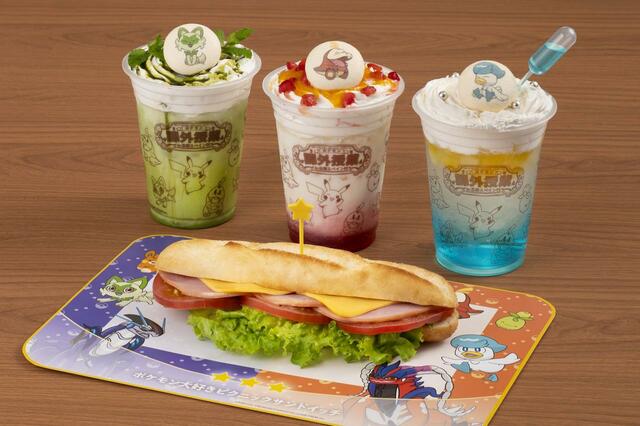「ニャオハの“このは”抹茶ミルク」「ホゲータの“ひのこ”いちごラッシー」「クワッスの“みずでっぽう”ラムネソーダ」各1,000円、「ポケモンだいすきピクニックサンドイッチ」800円｜『ポケットモンスター スカーレット・バイオレット』 ポケモン課外授業 in 志摩スペイン村