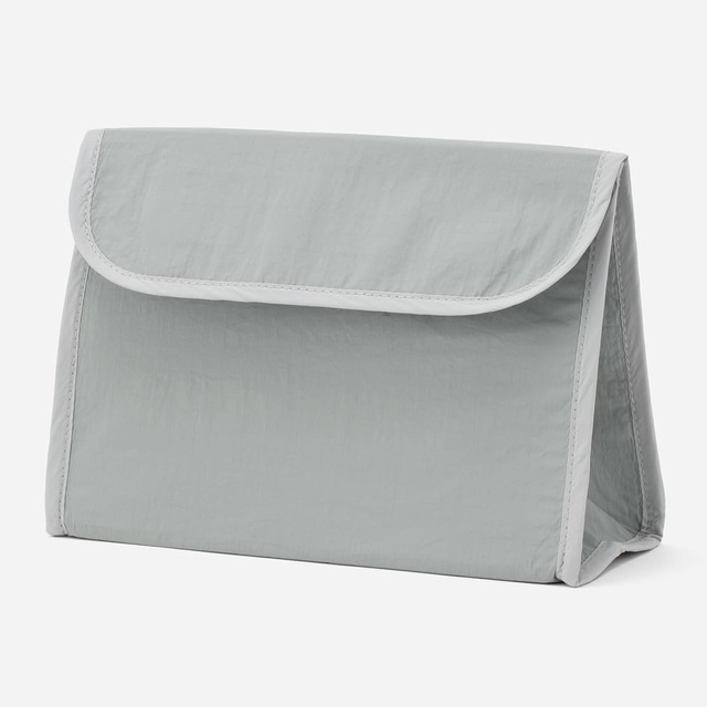 【KEYUCA「保冷ランチバッグ バイカラー」】グリーン ¥1,089／ペールカラーのグリーン。性別年齢を問わずに使えそう