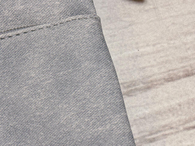 高級感のある合成皮革生地を使用したポーチ