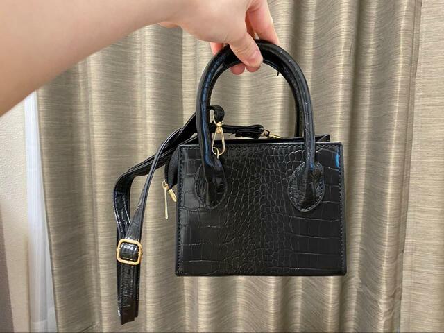 【SHEIN⠀ミニ 鰐エンボス スクエアバッグ】小さめだからフェミニンコーデの日にもお似合い