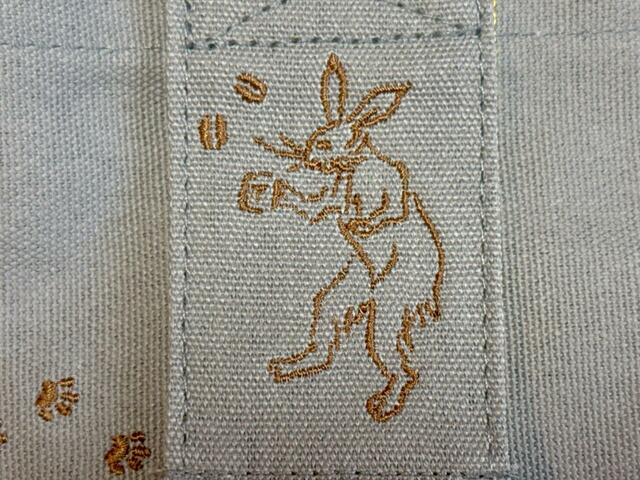 よく見ると、Tのロゴ入りマグカップを持ったうさぎ！コーヒータイムを楽しんでいる様子♪