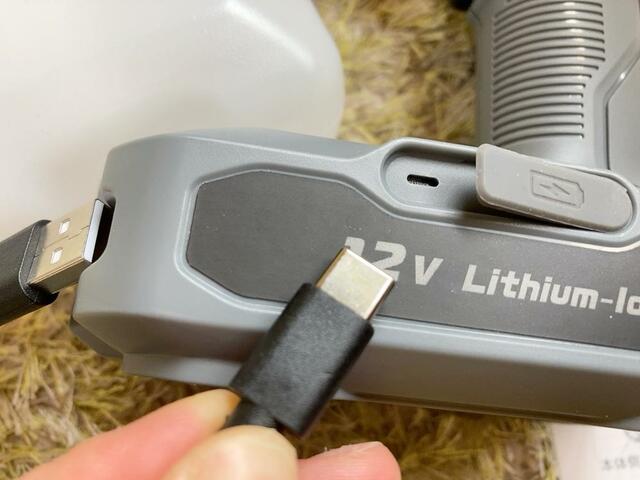 【アイリスオーヤマ 充電式ハンディウォッシャー】USBケーブルで充電します