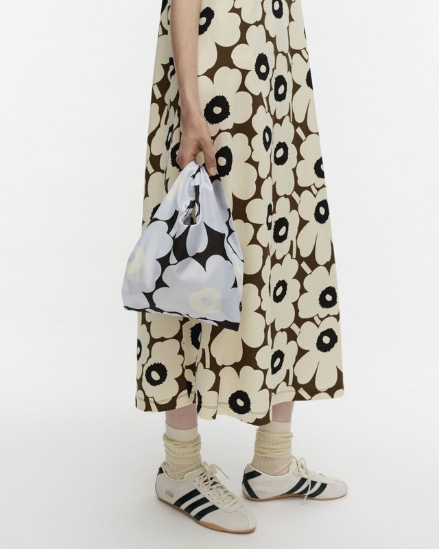 【マリメッコ新作】おちついたライトブルーのウニッコがかわいい「Mini Smart bag」