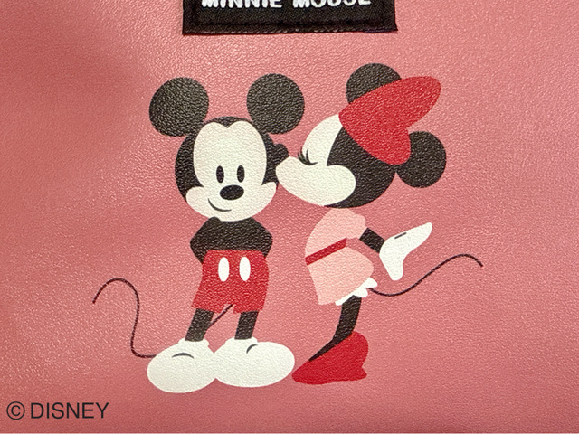 ミッキーの頬にキスをするミニーのイラストに胸キュン♪