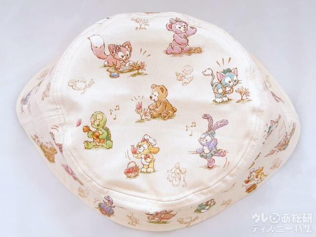 頭頂部(天井)は、ダッフィーを中心にみんなの姿が綺麗に配置。「ウェア・スマイルズ・グロウ」ハット