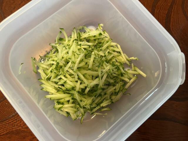 【ニトリ　スライサーザルボウルセット】きゅうりを細切りしました。1本1本の厚さが均等に細切りできました