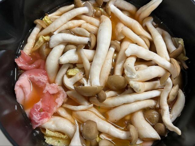 【アイリスオーヤマ クッキングケトル ICK-M1200-B ブラック】材料を入れてボタンを押すだけで簡単にお鍋ができる