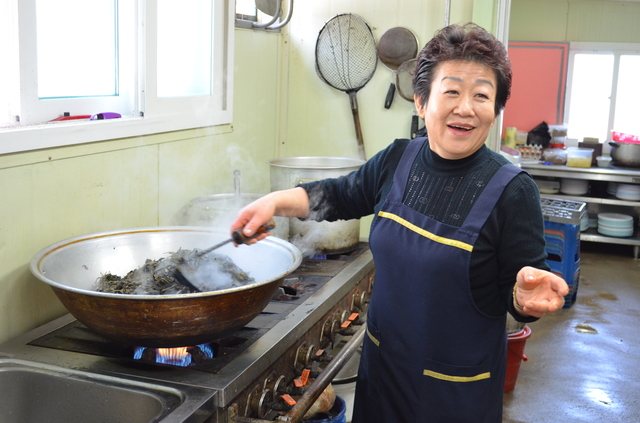 コンドゥレナムルを準備中の「チョンスコル」の女将。江原道の高地に自生するコンドゥレナムルは、繊維質が豊富で、便秘解消によるダイエット効果が期待でき、コレステロール値を下げる効果もあるという