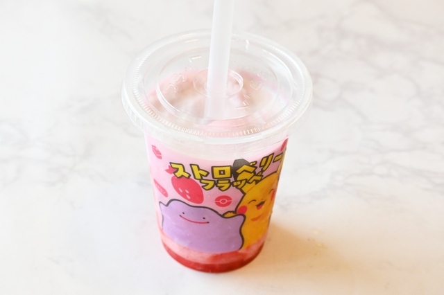 【ファミマ×ぽこ あ ポケモン】「ストロベリーフラッペ」360円／メタモンとピカチュウをパッケージにデザインしたストロベリー味のフラッペ
