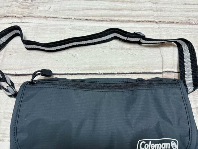 フラップにはファスナーポケット付きで便利