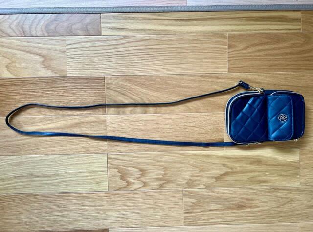 【CLATHAS（クレイサス）お財布機能付きスマホポーチ】ショルダーをぎりぎりまで伸ばした状態