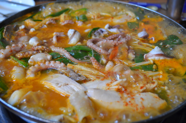 鶏鍋にタコなどの海鮮を加えた変わり種もある
