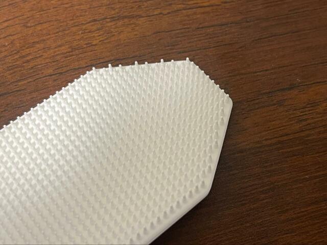 【tower マグネットハンドル付シリコーンスポンジ】先端が細くなっているので鍋底に沿わせて使えます