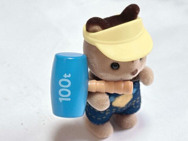 セットのハンマーを持たせます。100tというプリントがまたキュート♪