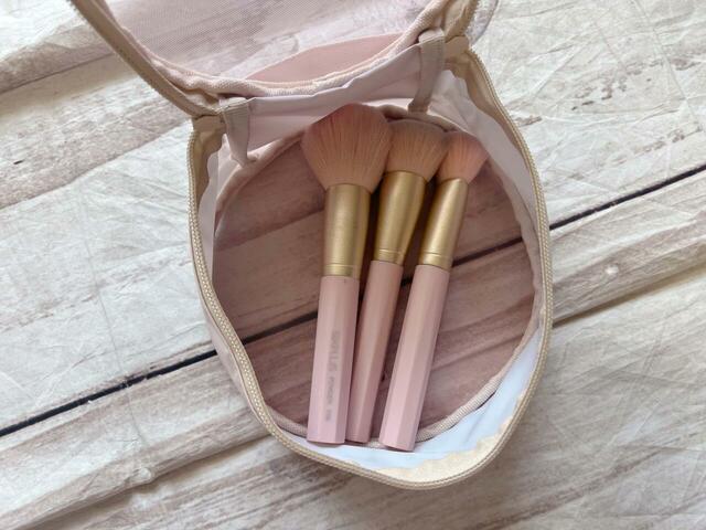 柄が長いブラシも収納できます♪