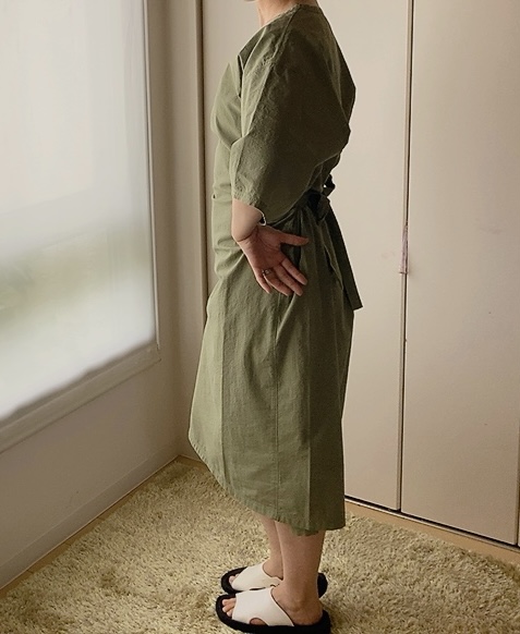 【ユニクロU 3wayシアサッカーワンピース（半袖）】骨格ストレートさん向け：似合うとされるタイトスカートのようなシルエットに