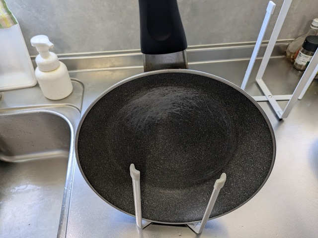 【山崎実業 tower　ポリ袋エコホルダー】食器カゴでは場所を取るものの一時的な干し場所にも便利！スタンドにやや重みがあり安定しているため、大きく重いものでも倒れません◎