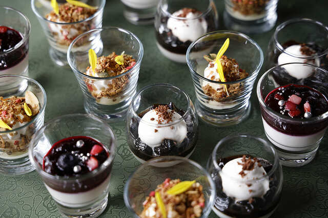 【大阪マリオット都ホテル「北海道ブッフェ」】グラスデザート3種