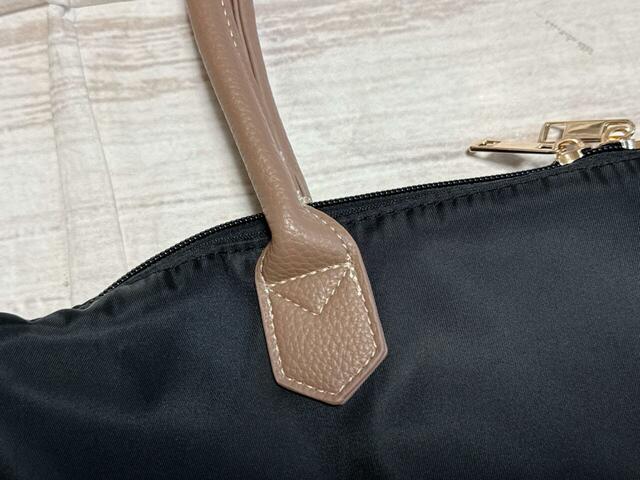 ハンドルはおしゃれなグレージュ。シボ感のある合成皮革で高見えします