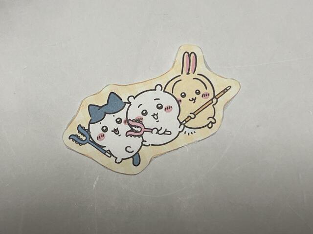 【ちいかわシールメーカー】透明フィルムが剥がれないよう、イラストの縁に沿ってカットして完成！