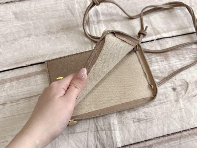 L字型ファスナーで中が見やすい