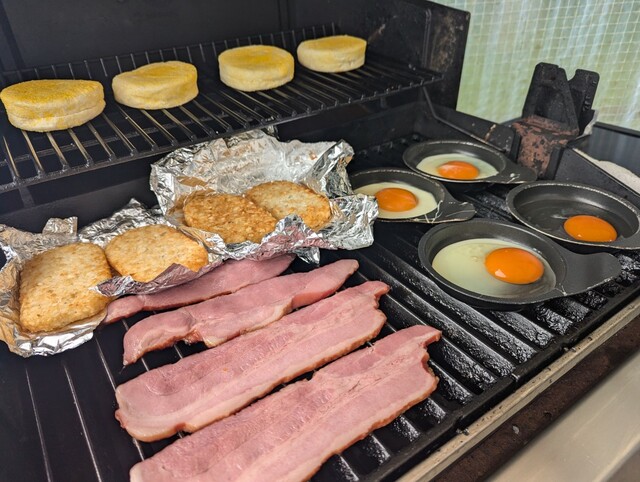 【ブリリアントヴィレッジ日光】グリルで朝食を作っているところ