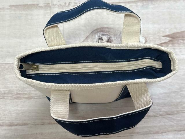 ネイビーがおしゃれなジップトップ