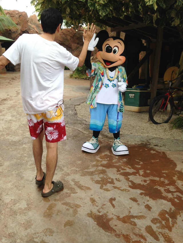 プールゲームスの時にミッキーとのグリーティングが楽しめます。