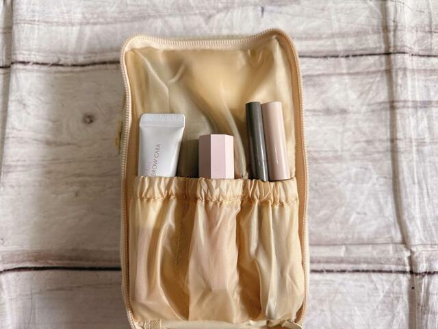 区切られたギャザーポケットには、マスカラやアイブロウマスカラなどのペン型コスメをイン