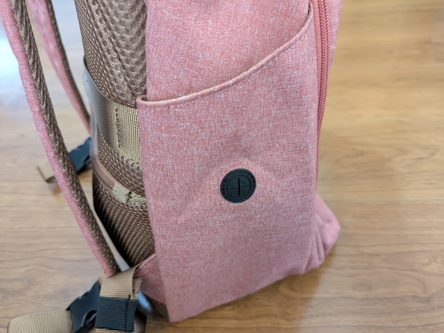 【ワークマン×フルクロ たためて自立する撥水デイリュック】左のサイドポケットは深めの作りでコードホールつき。実際に使ってみると…⇒