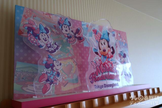 「ディズニー・パルパルーザ“ミニーのファンダーランド”」スペシャルルーム　テレビ台の上
