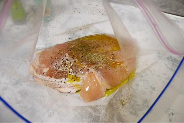 【サラダチキン】その他の材料を入れてもみ込みます