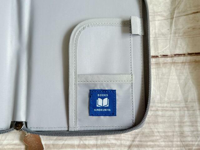 左右にしおりや付箋が入るポケット付き