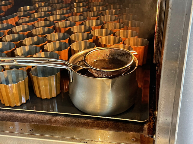 【LE TREIZE】蜜蝋（右）をカヌレ型と一緒に熱していた