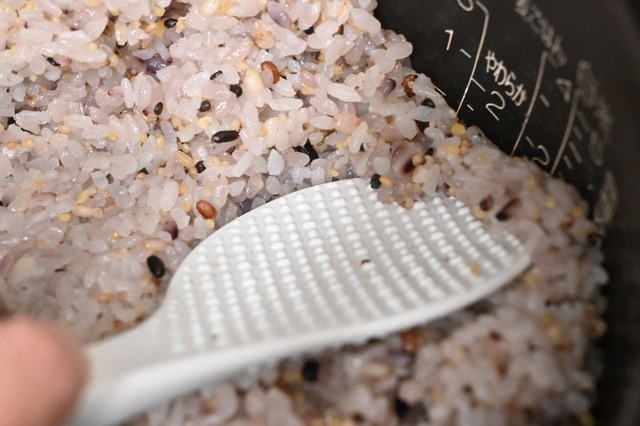 【雑巻きキンパ】軽く押しつぶすように混ぜる