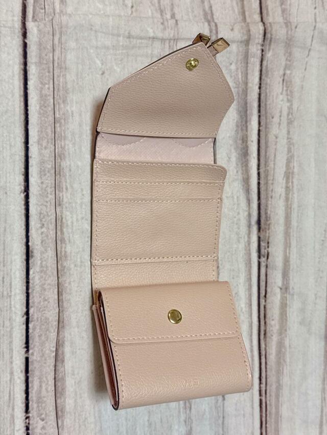 スナップボタンを外すだけで、カード入れ・小銭入れ・紙幣入れが見える使いやすい仕様！