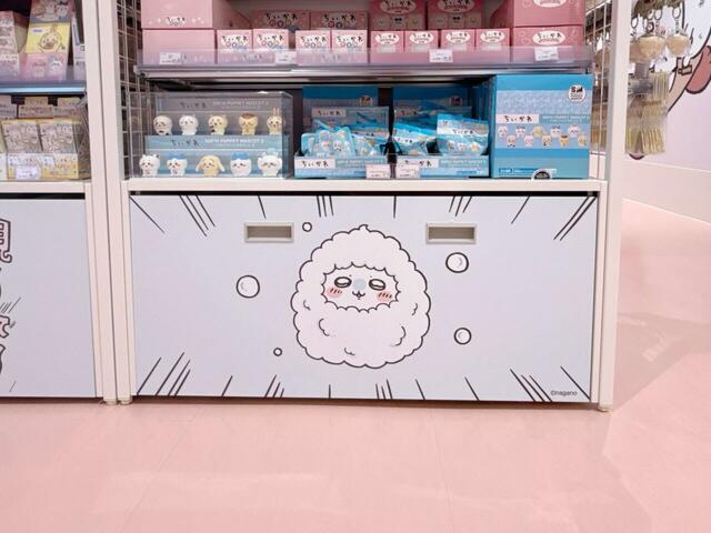 ラッコとモモンガのお風呂エピソードのイラストも登場。もこもこ泡に包まれたモモンガかわいい♪