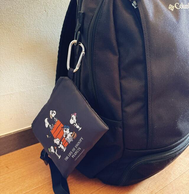 【AOKI＆PEANUTSコラボ スヌーピーポケッタブルトートバッグ】カラビナをつけてリュックに引っ掛けてもおしゃれ！